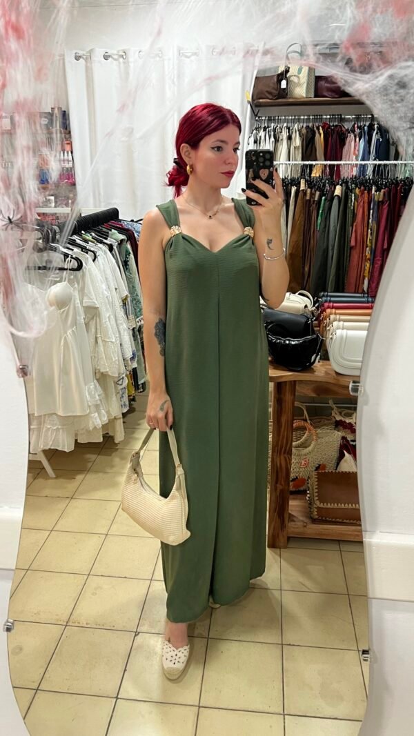 Mono con Adorno Dorado