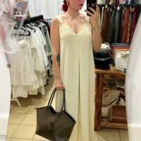 Mono con Adorno Dorado