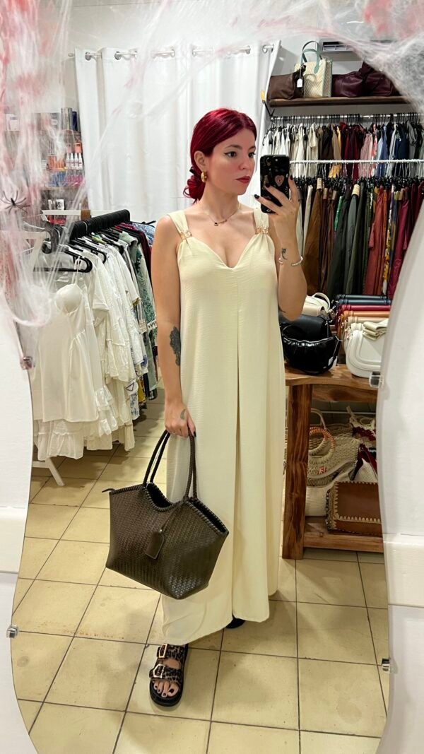 Mono con Adorno Dorado