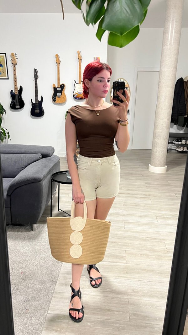 Short Blanco Roto Botón Dorado