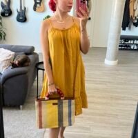 Vestido de Tirantes y Vuelo en el Bajo