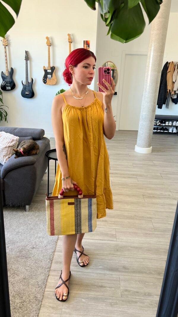 Vestido de Tirantes y Vuelo en el Bajo