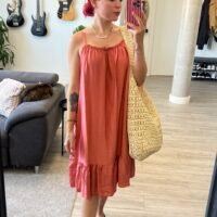 Vestido de Tirantes y Vuelo en el Bajo