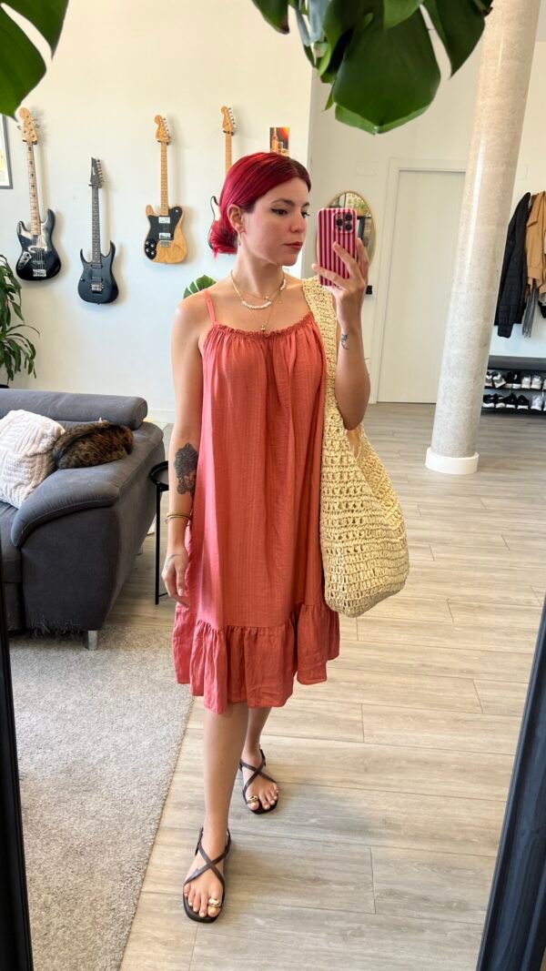 Vestido de Tirantes y Vuelo en el Bajo