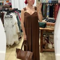 Mono con Adorno Dorado