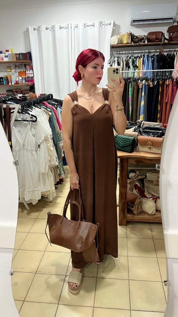 Mono con Adorno Dorado