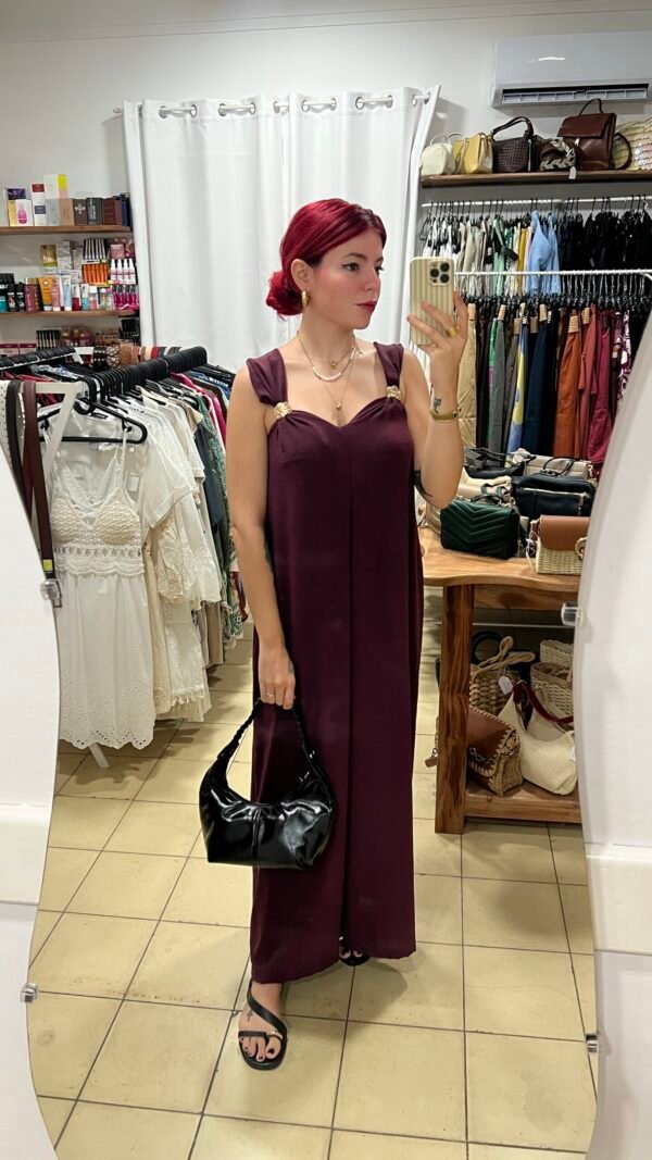 Mono con Adorno Dorado