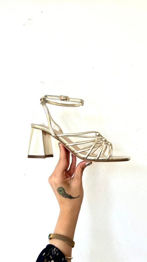 Tacones Dorados Adornos Nudos
