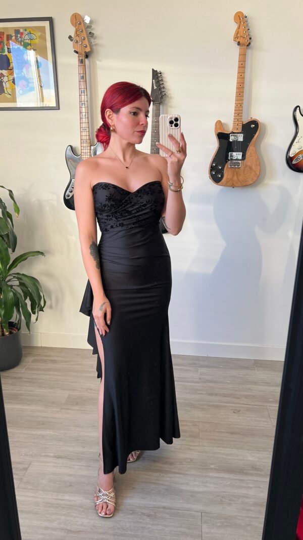 Vestido Strapless con Abertura y Volantes en la Pierna