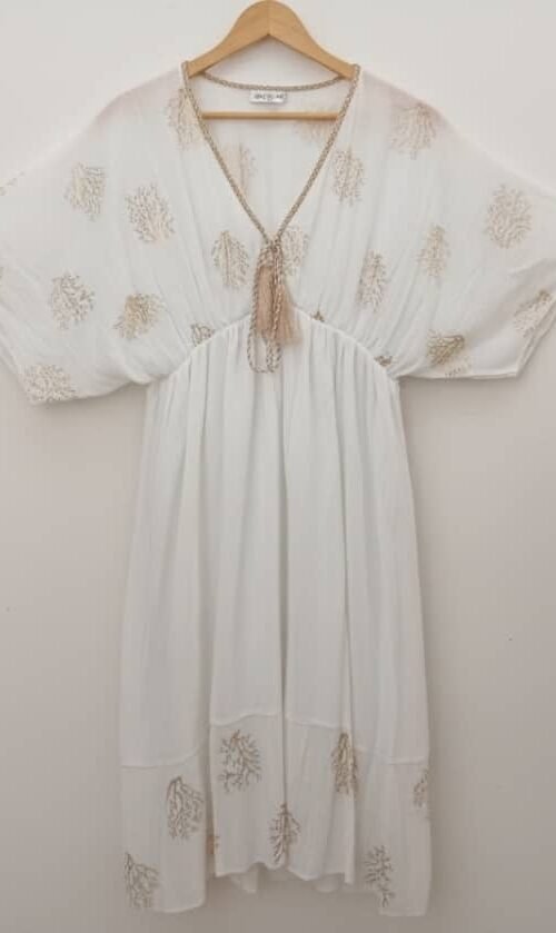 Vestido con Adornos Dorados