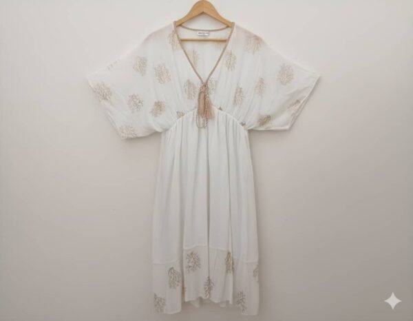 Vestido con Adornos Dorados