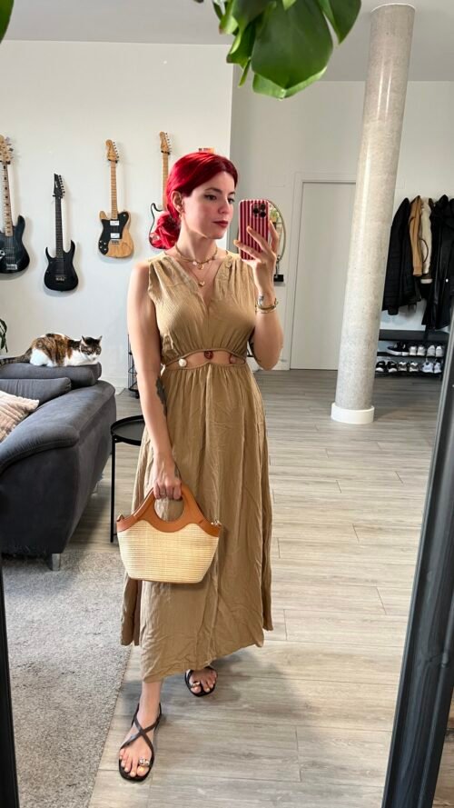 Vestido con Abertura en la Cintura y Cuentas