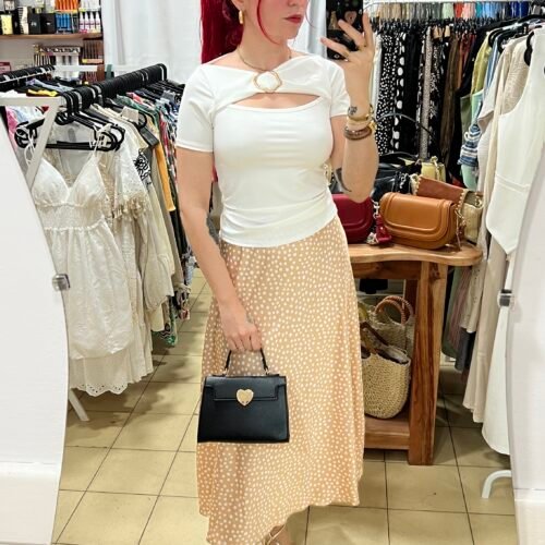 Top con Abertura al Frente y Hebilla Dorada