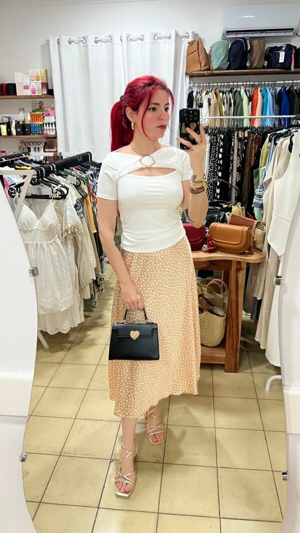 Top con Abertura al Frente y Hebilla Dorada