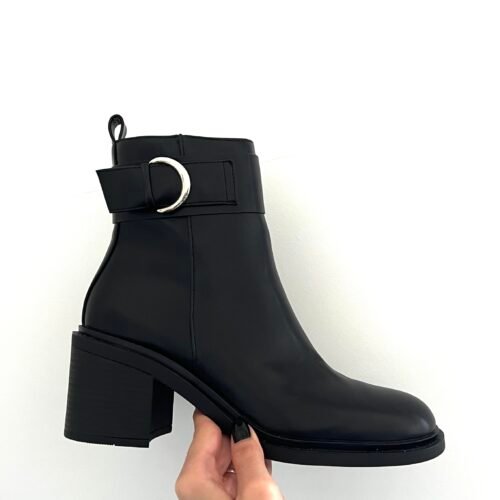 Botas Negras Tacón Cuadrado Hebilla Dorada