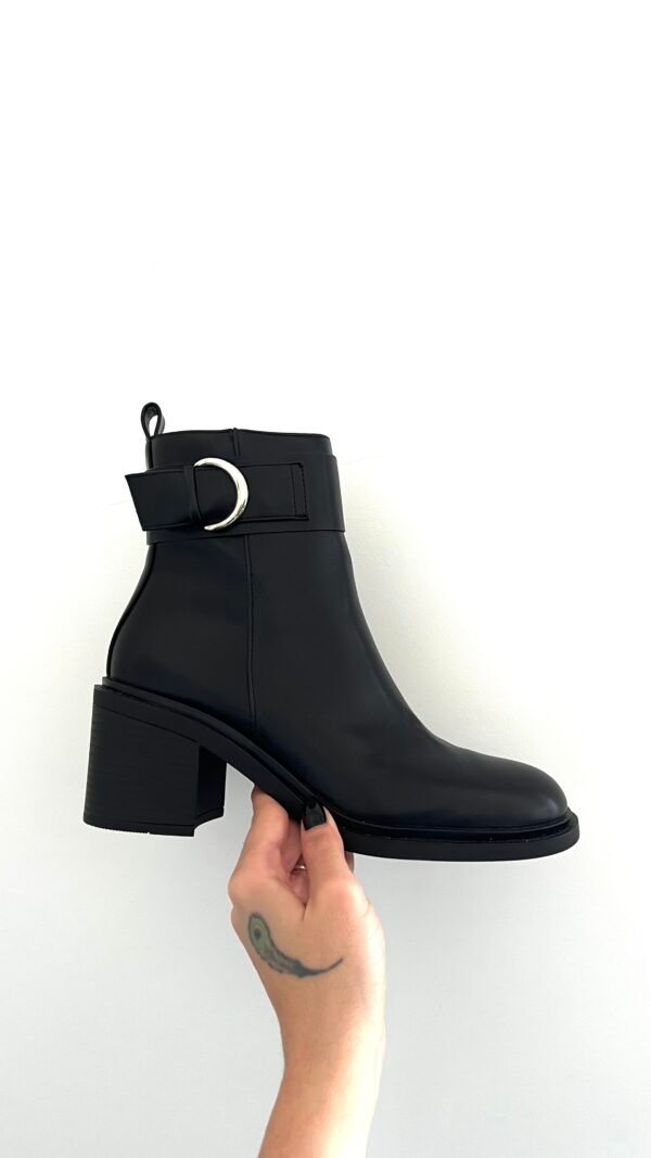 Botas Negras Tacón Cuadrado Hebilla Dorada