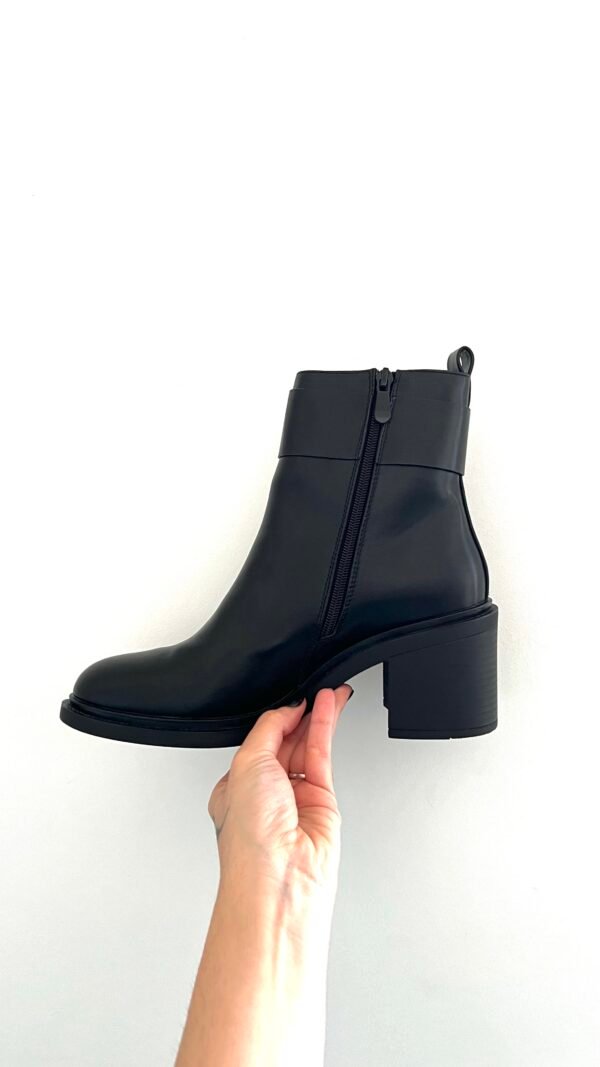 Botas Negras Tacón Cuadrado Hebilla Dorada