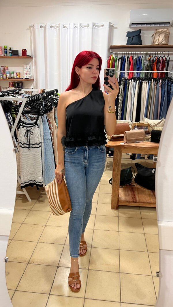 Blusa Negra Asimétrica