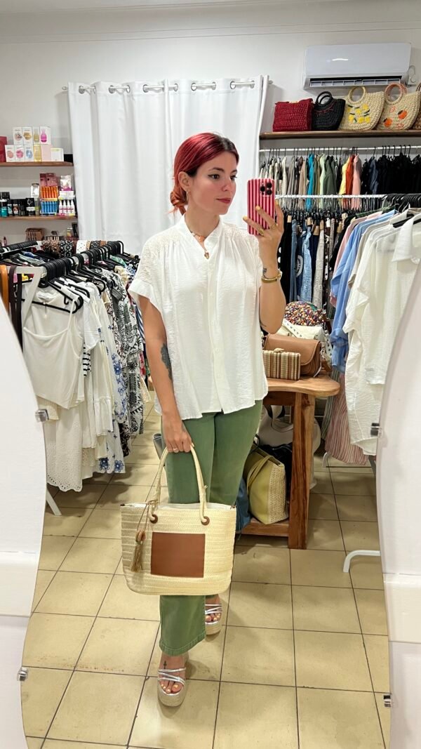 Blusa con Avisperos Bordados en los Hombros