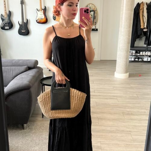 Vestido Negro de Tirantes con Vuelo Ancho