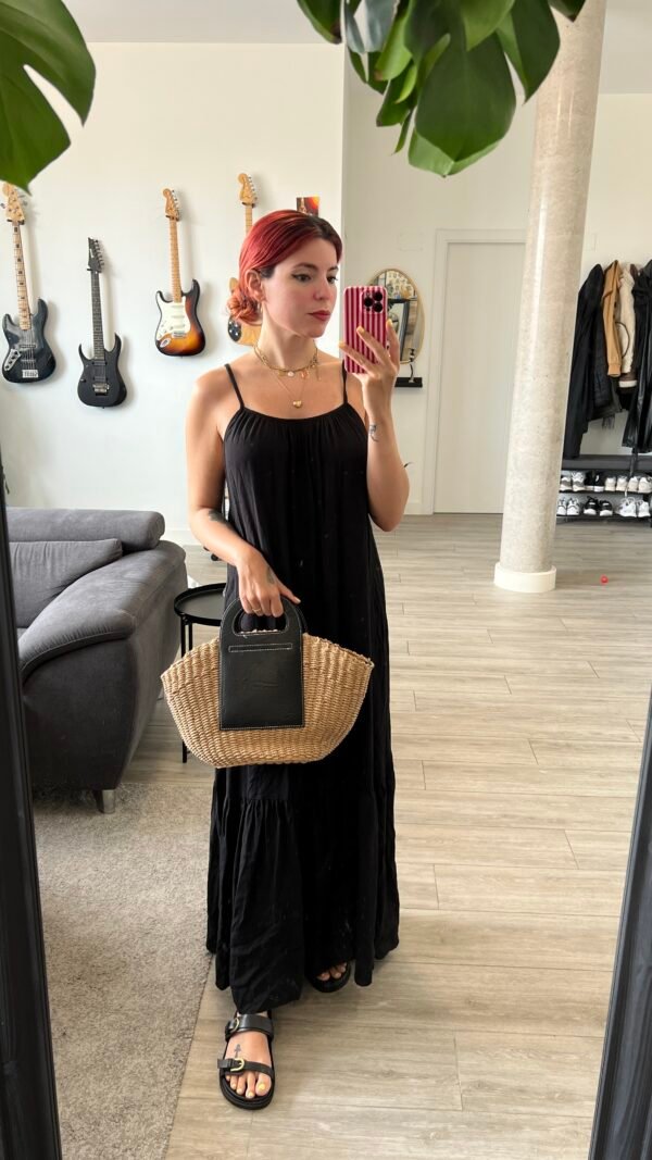 Vestido Negro de Tirantes con Vuelo Ancho