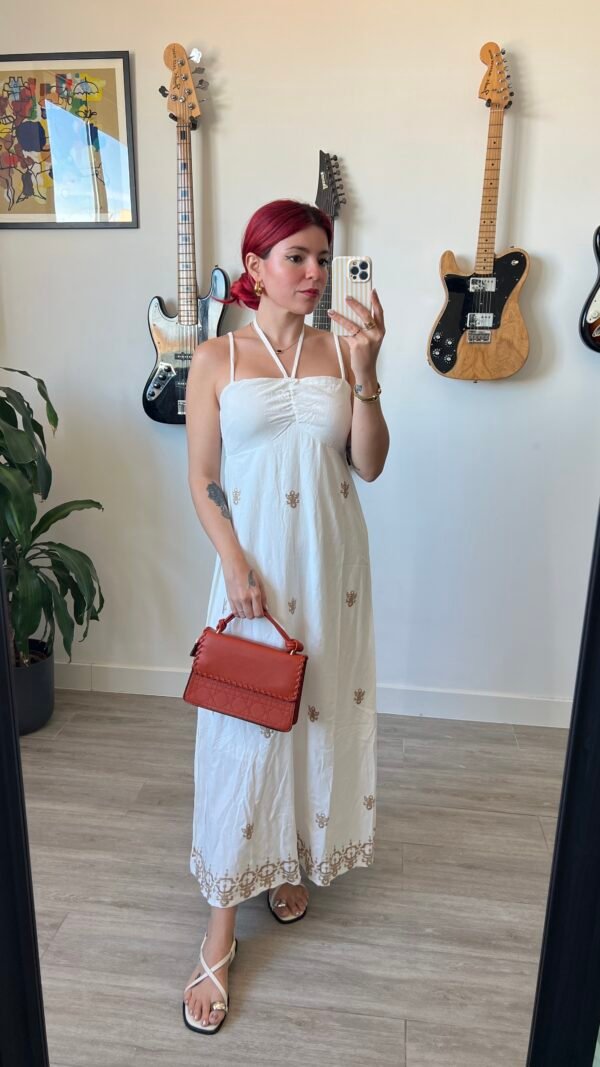 Vestido Largo con Bordados Dorados