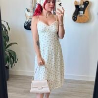 Vestido Negro y Florecitas con Pañuelo