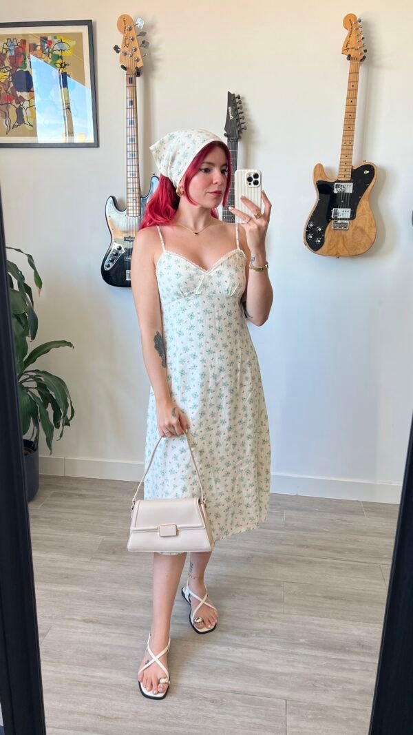 Vestido Negro y Florecitas con Pañuelo