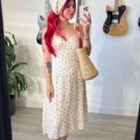 Vestido Negro y Florecitas con Pañuelo