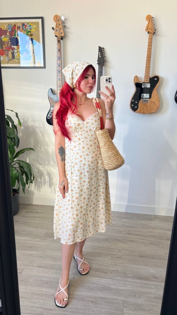 Vestido Negro y Florecitas con Pañuelo