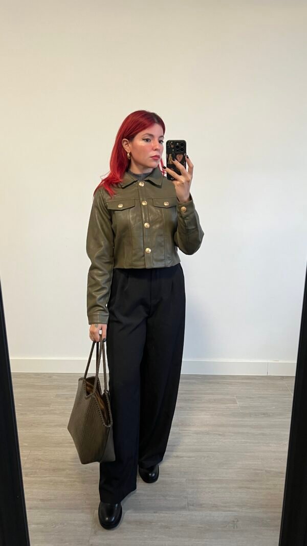 Chaqueta de Polipiel con Botones Dorados