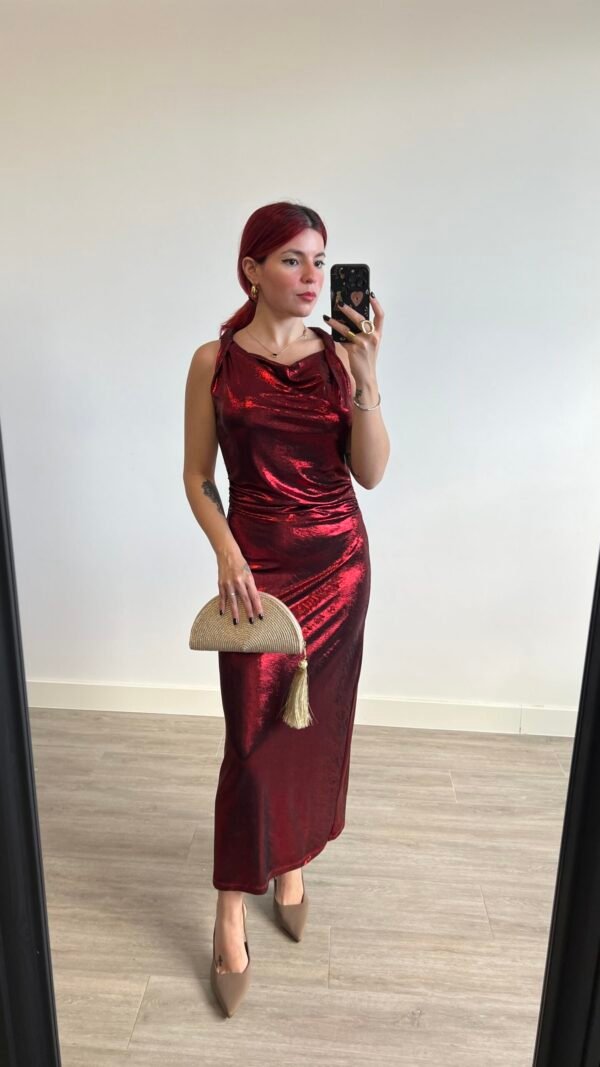 Vestido Rojo Brillante con Escote Drapeado