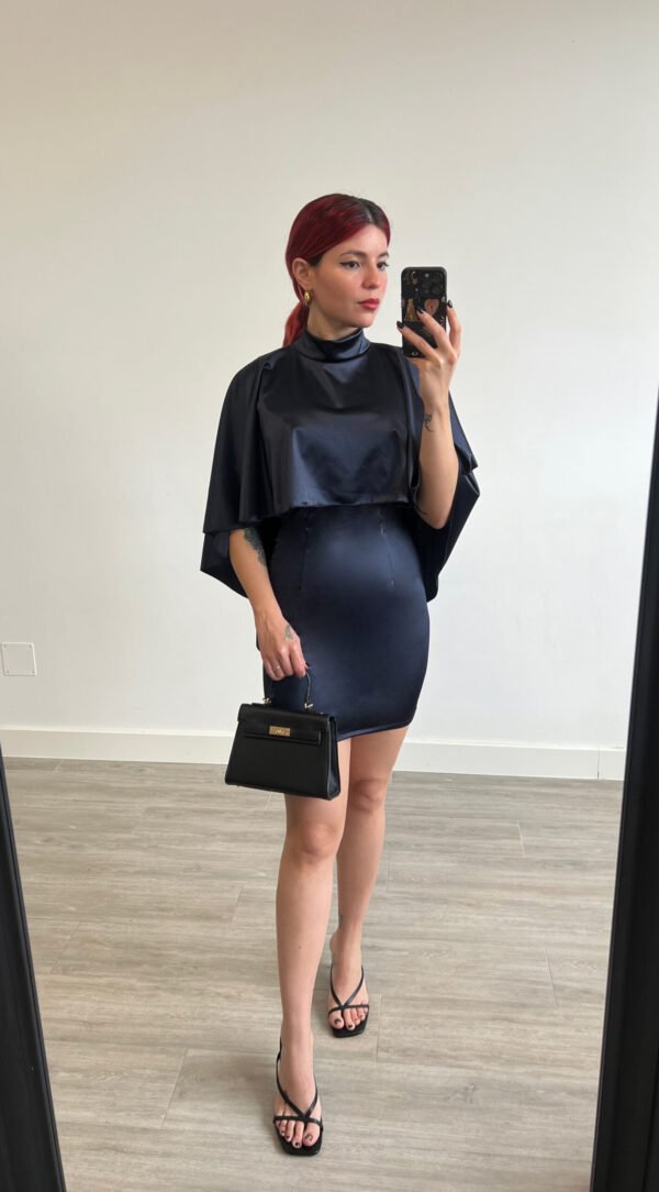 Vestido Corto Azul Marino Cuello Alto con Capa