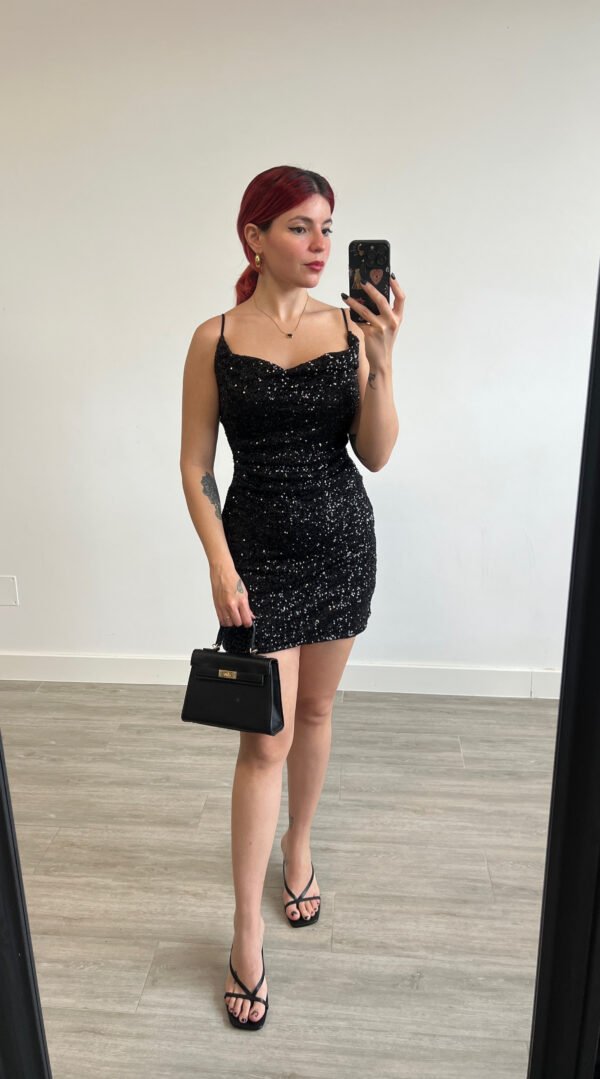 Vestido Corto Negro con Tirantes de Lentejuelas