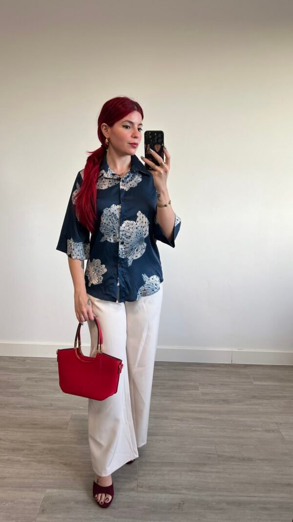 Blusa de Satine Azul Marino Estampado Flores