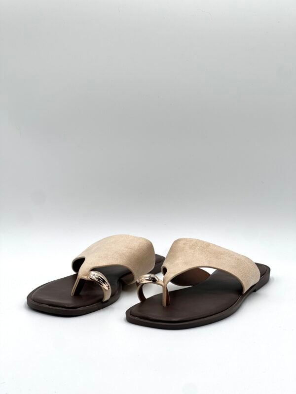 Sandalia Beige Dedo Dorado