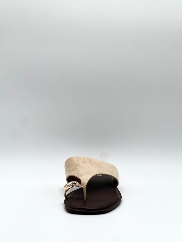 Sandalia Beige Dedo Dorado