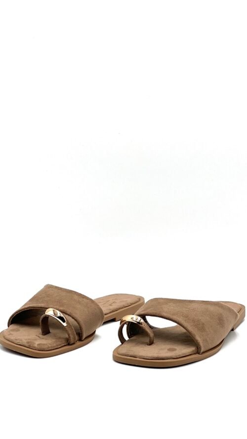Sandalias Beige Estilo Pala Adorno Dorado