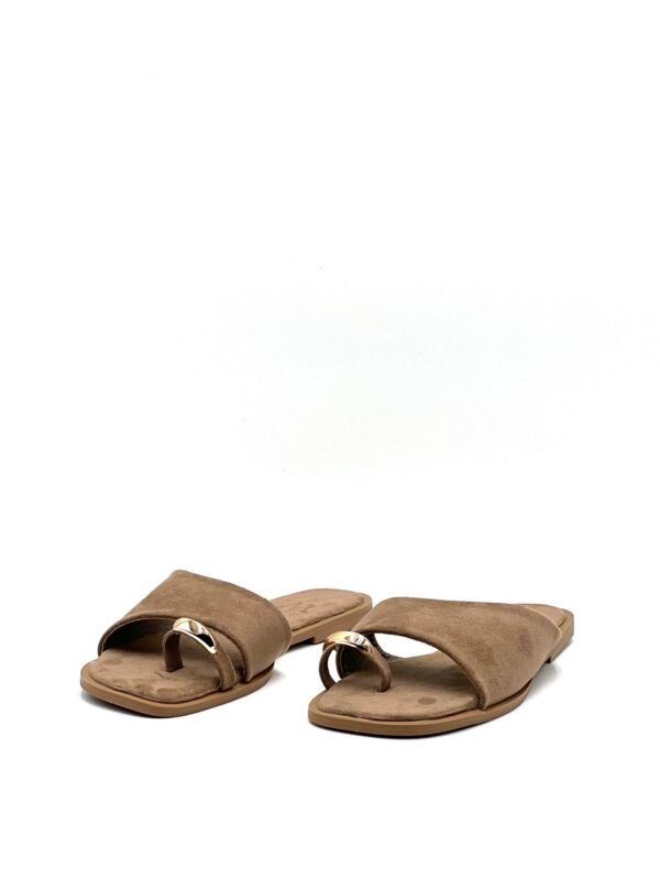 Sandalias Beige Estilo Pala Adorno Dorado