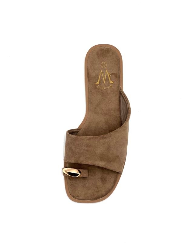 Sandalias Beige Estilo Pala Adorno Dorado