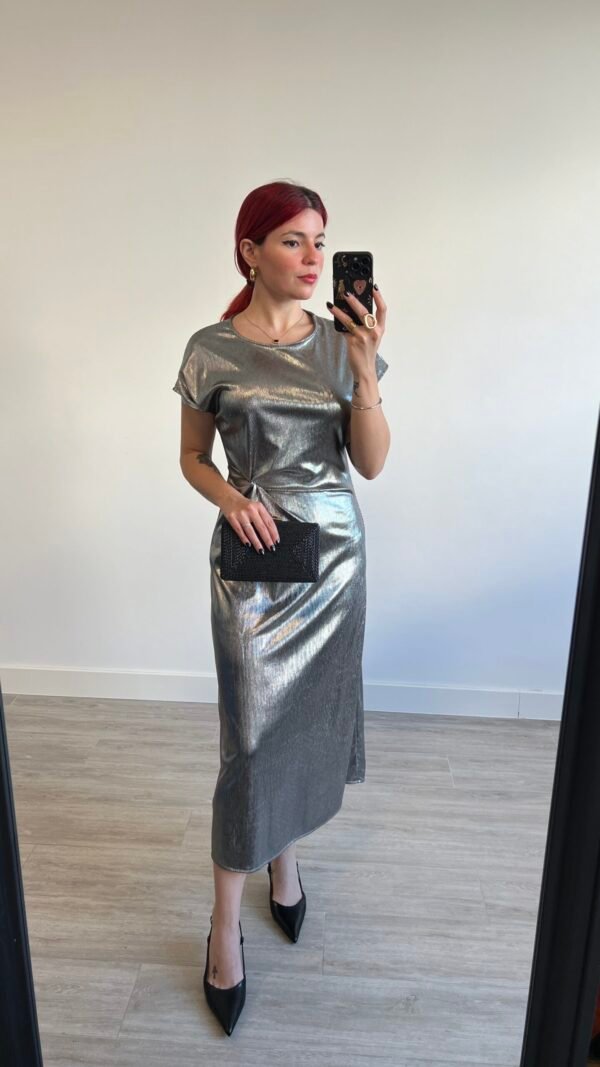 Vestido Plateado Drapeado a un Lado