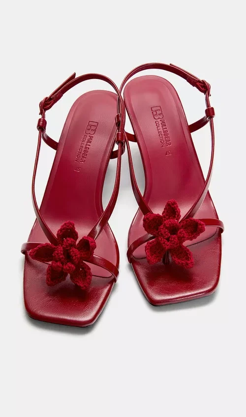 Tacones Rojos con Flor Tejida