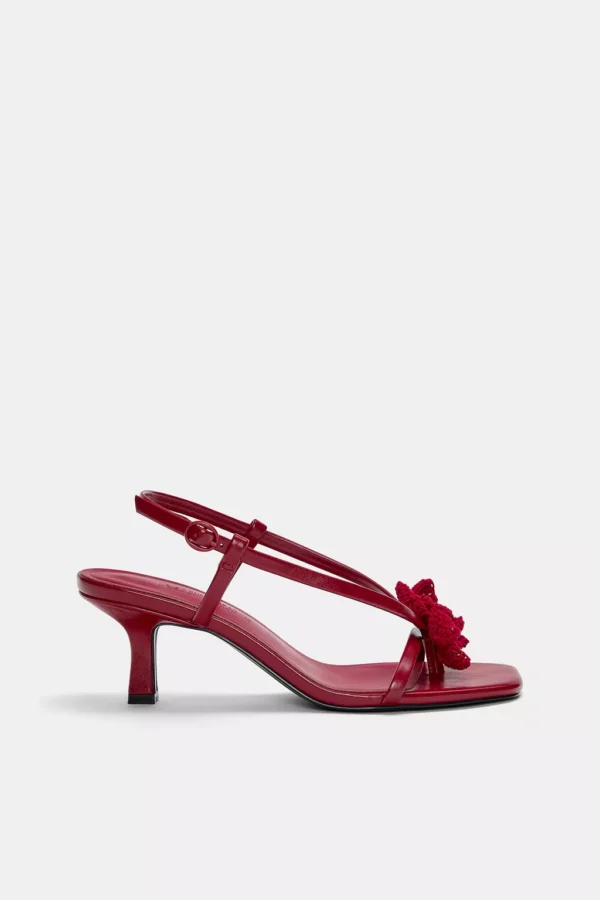 Tacones Rojos con Flor Tejida