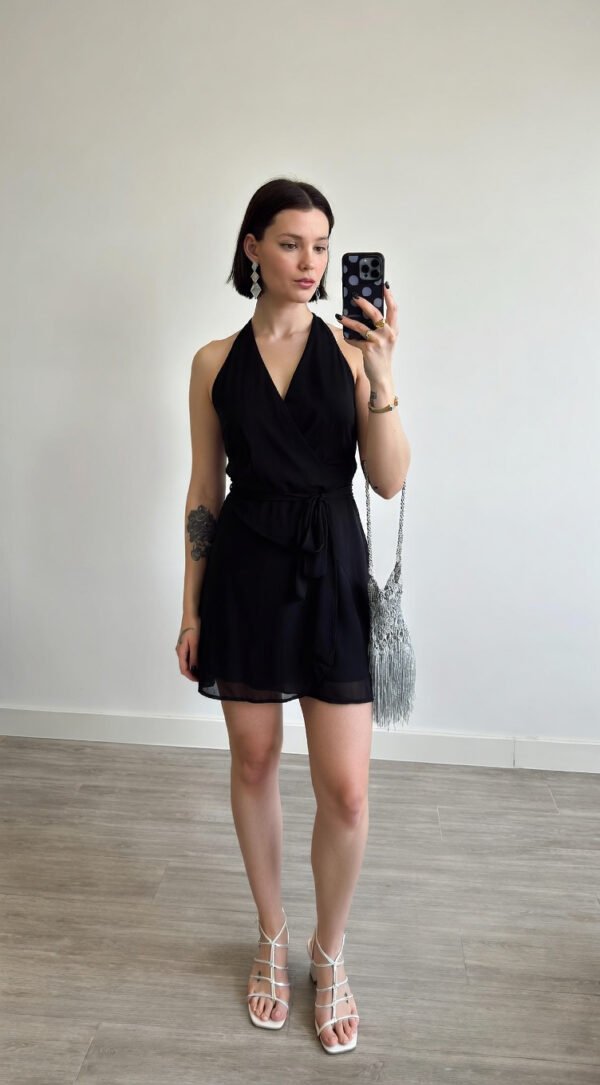 Vestido Corto Negro Escote V