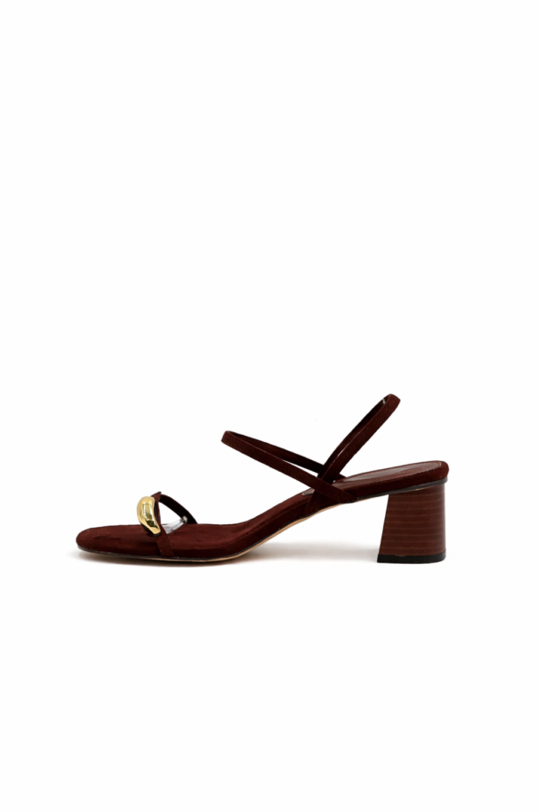 Tacones Cuadrados Chocolate con Anillo Dorado