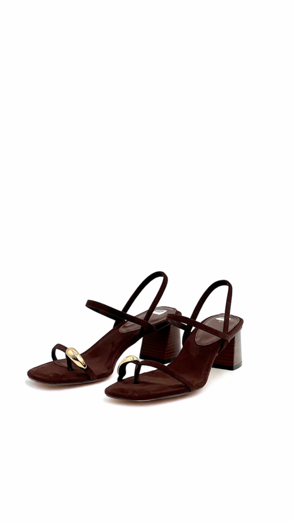 Tacones Cuadrados Chocolate con Anillo Dorado