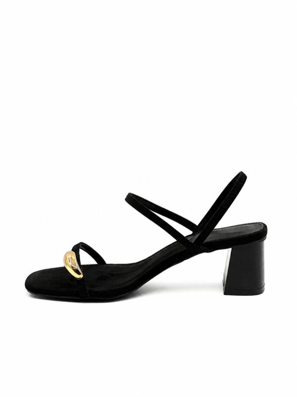 Tacón Cuadrado Negro con Anillo Dorado