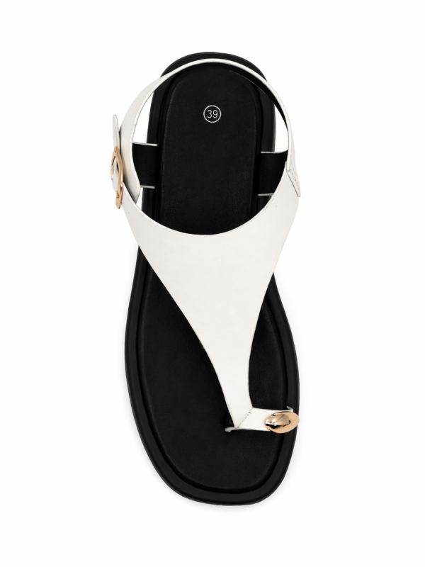 Sandalias Blancas con Anillo Dorado