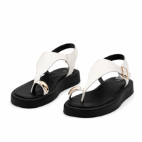Sandalias Blancas con Anillo Dorado