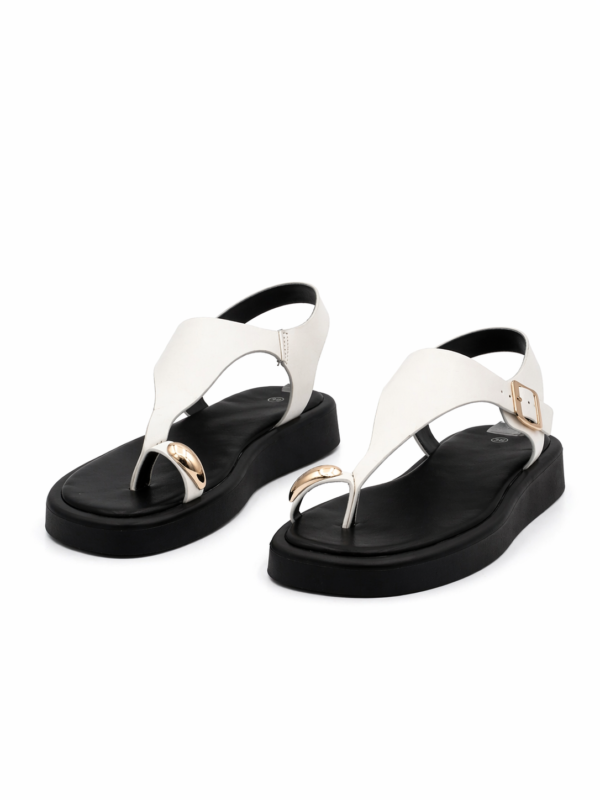Sandalias Blancas con Anillo Dorado
